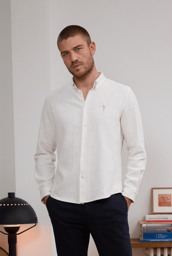 Chemise blanche en lin homme sale