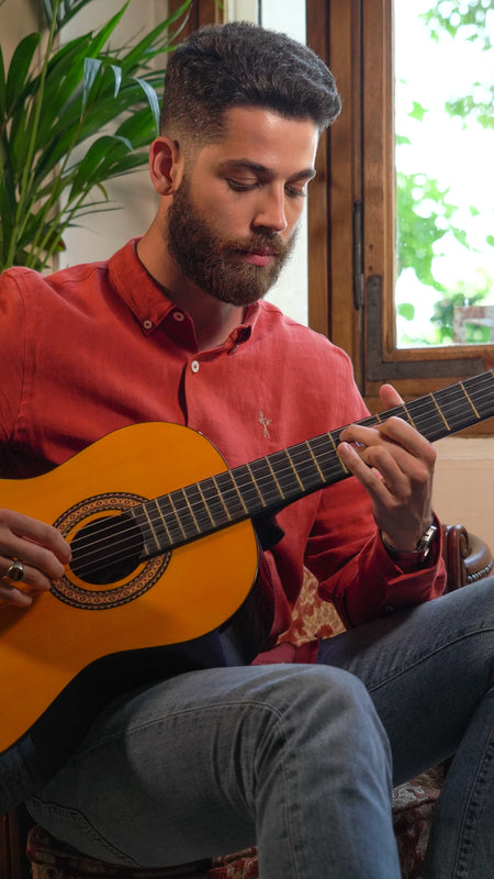 Homme avec une guitare et une chemise en lin brique 