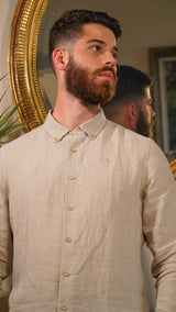 Chemise en lin homme beige devant un miroir